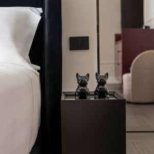 Dettaglio dell’interno di una camera di Casa Guttmann a Roma con comodino e soprammobili